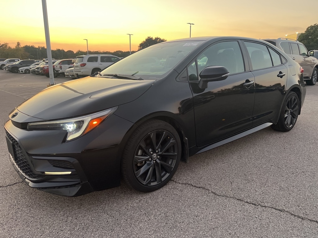 Used 2025 Toyota Corolla SE w/18-in Alloy w/Graphite-Colored Finish Sedan