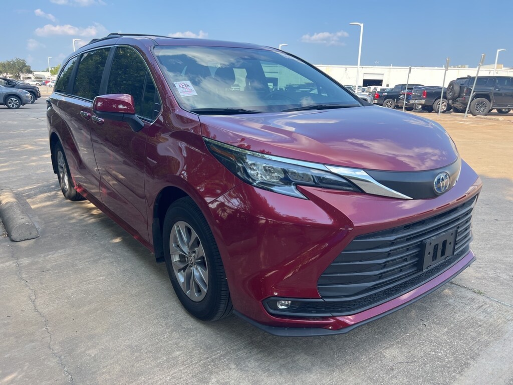 Used 2025 Toyota Sienna XLE 8 Passenger w/XLE Plus Package Van Passenger Van