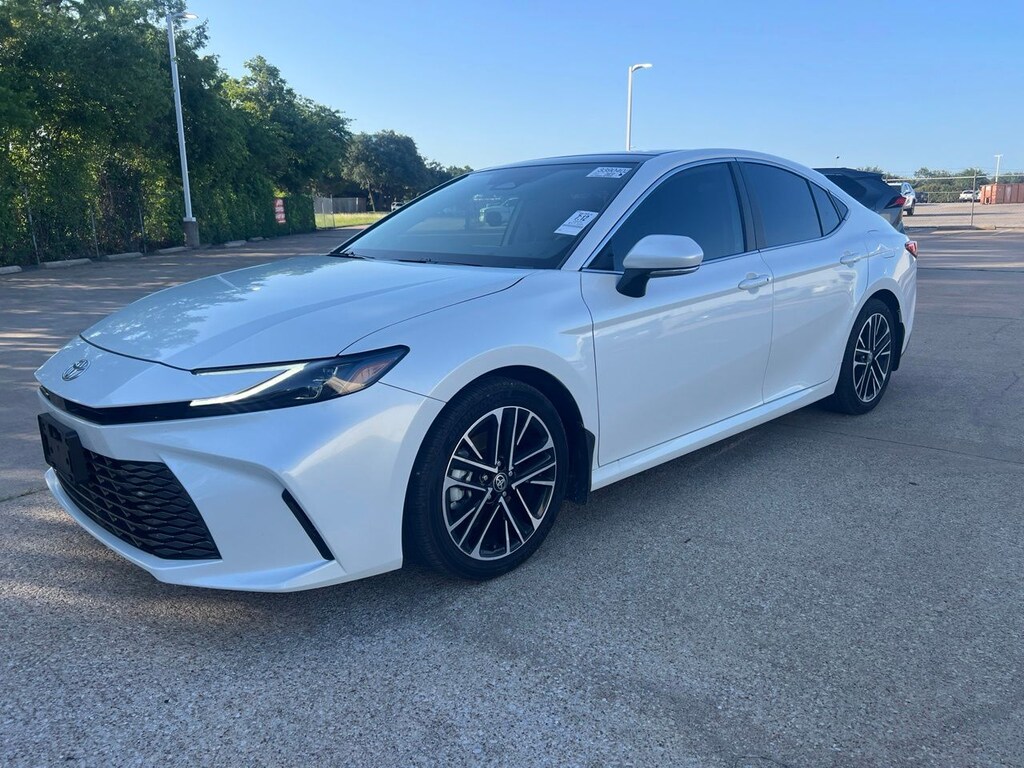 Used 2025 Toyota Camry XLE w/Panoramic Glass Roof Sedan