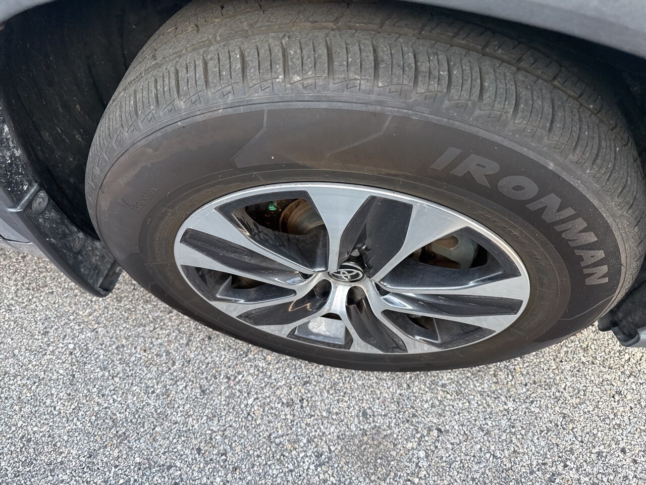 2021 Toyota Highlander XLE photo 3