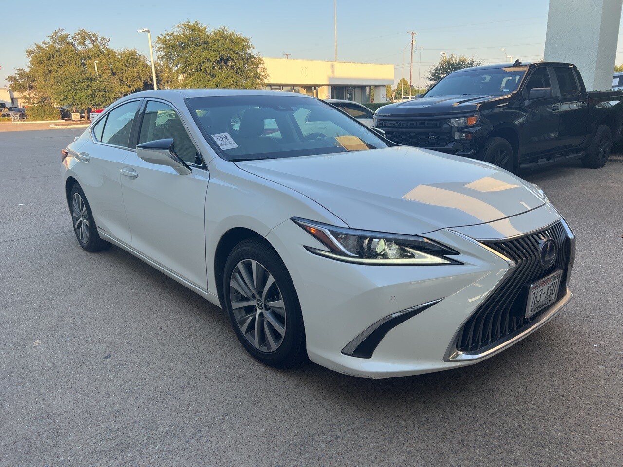 2021 Lexus ES 300h Luxury photo 3