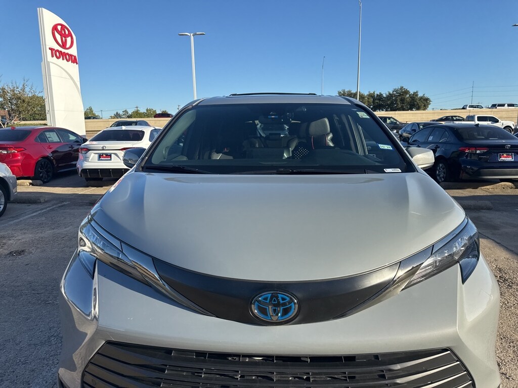 Used 2024 Toyota Sienna Woodland Edition w/Navigation/Moonroof/Leather Van Passenger Van