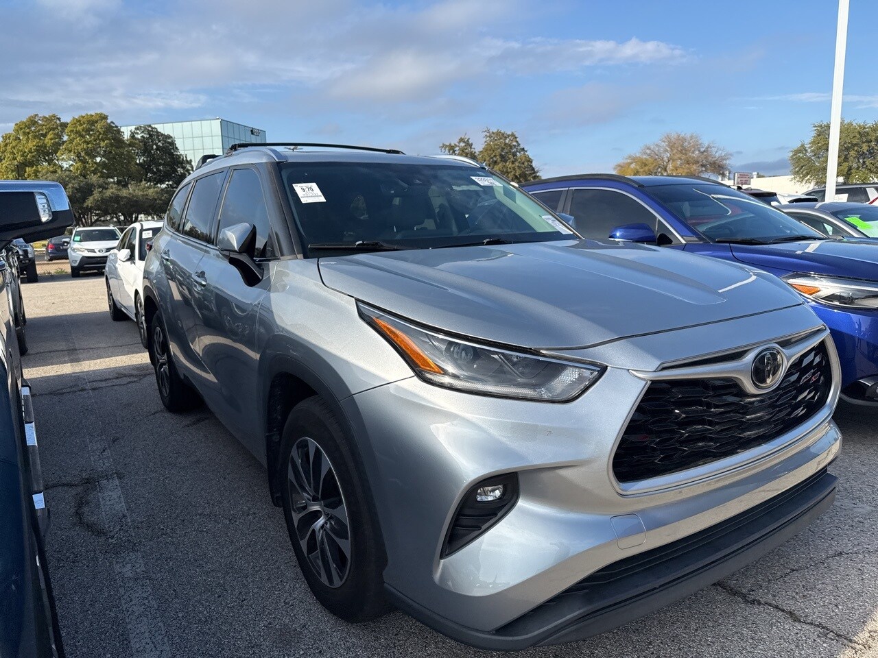 2021 Toyota Highlander XLE photo 2