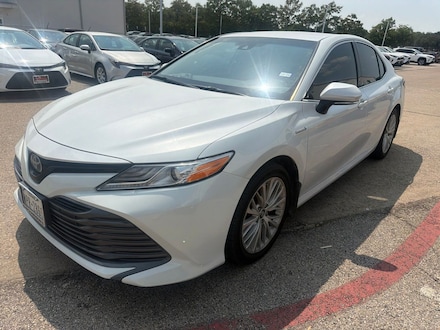 2020 Toyota Camry Hybrid XLE w/HUD/Leather/18-in Chrome Wheels Sedan
