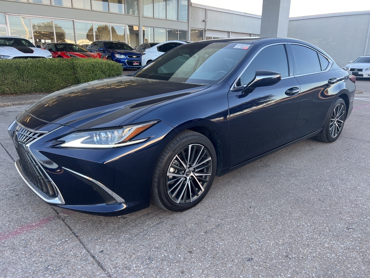 2025 Lexus ES Hybrid 300h's photo