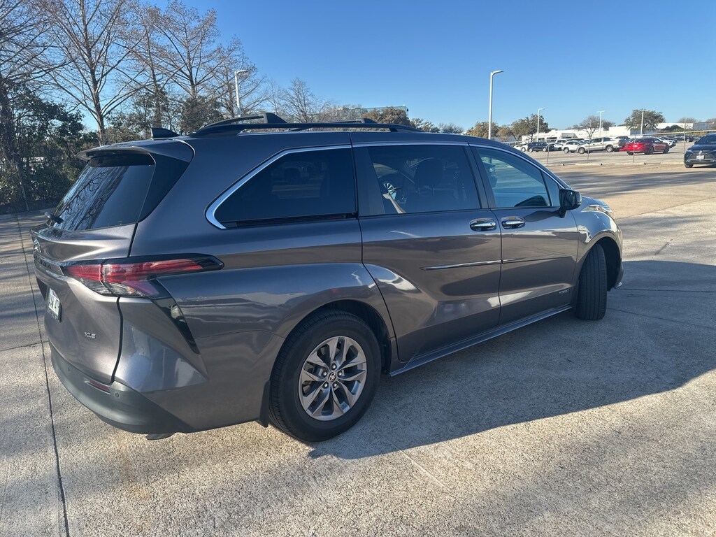 Used 2021 Toyota Sienna XLE w/Moonroof/Leather/Power Liftgate/17-in Alloy Van
