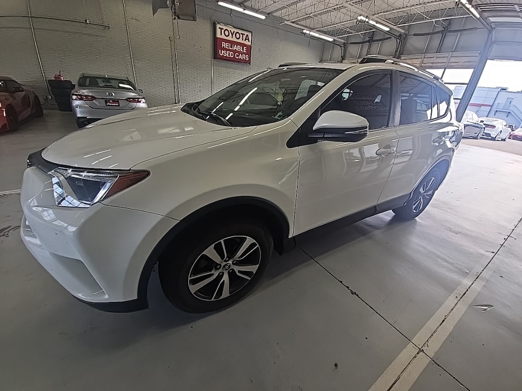 Used 2017 Toyota RAV4 XLE w/Moonroof/17-in Superchrome Alloy SUV