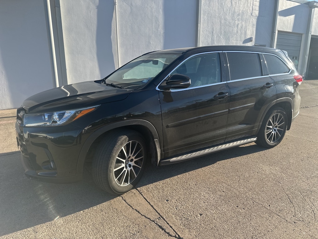 Used 2017 Toyota Highlander SE SUV