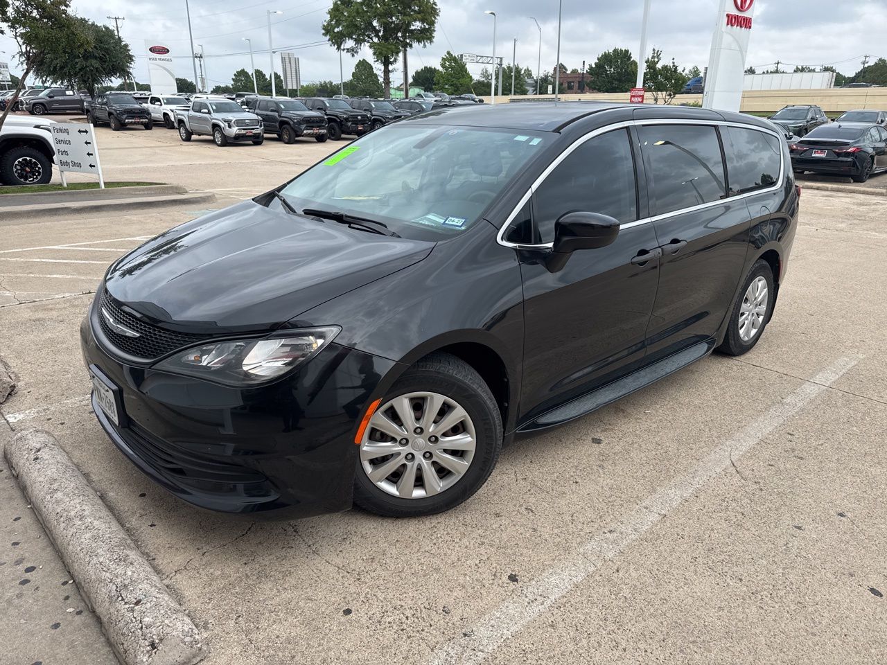 2018 Chrysler Pacifica L's photo