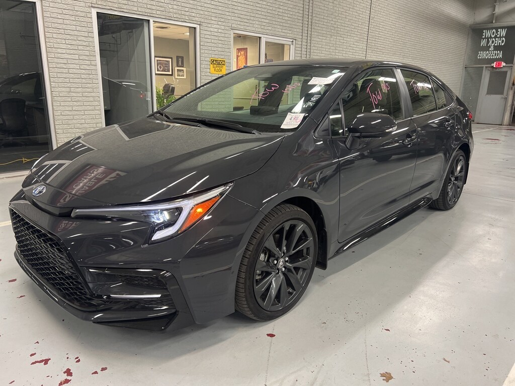 Used 2025 Toyota Corolla Hybrid SE w/18-in Graphite-Colored Alloy Wheels Sedan