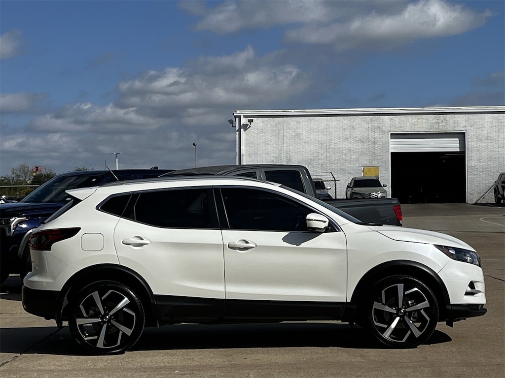 Used 2022 Nissan Rogue Sport SL w/Navigation/Leather/19-in Alloy SUV