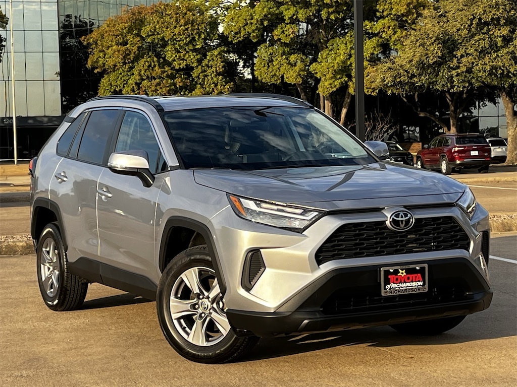 Used 2022 Toyota RAV4 XLE w/17-inc 5-Spoke Silver Alloy SUV