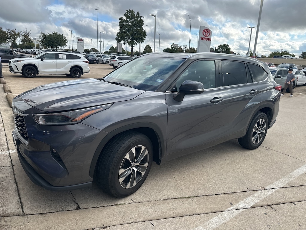 Used 2021 Toyota Highlander XLE w/Sunroof/Leather/18-in Alloy SUV