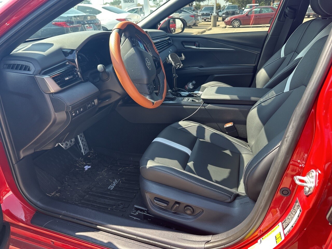 2025 Toyota Camry SE photo 4
