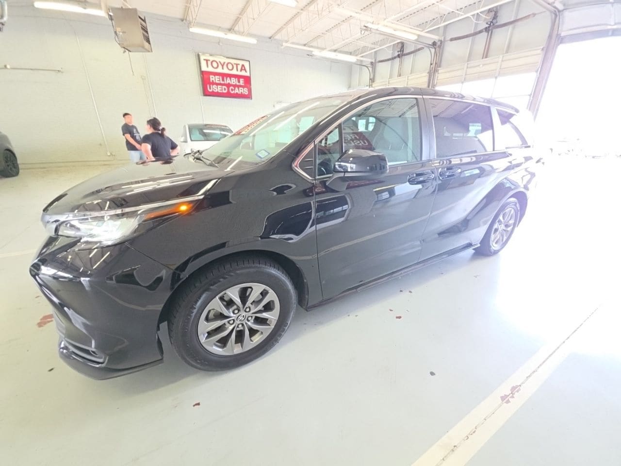 2023 Toyota Sienna LE 8-Passenger Hybrid FWD's photo