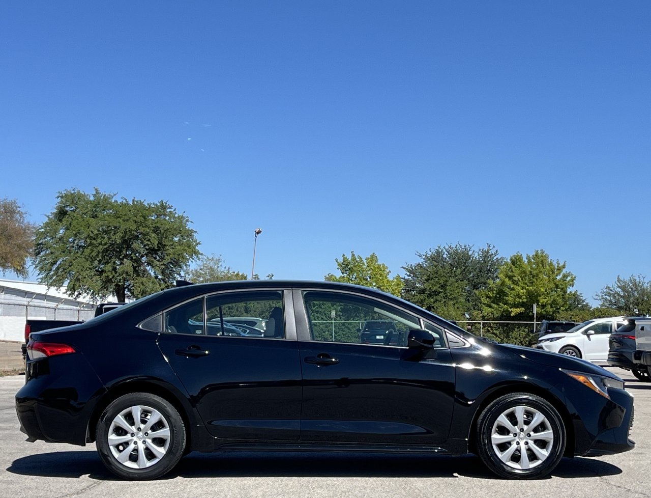 Used 2025 Toyota Corolla LE w/8-in Toyota Audio Multimedia System Sedan