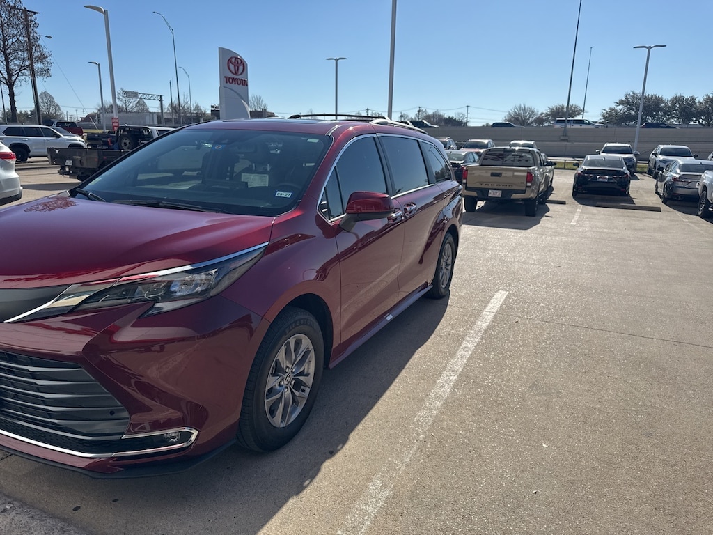 Used 2025 Toyota Sienna XLE 8 Passenger Van Passenger Van