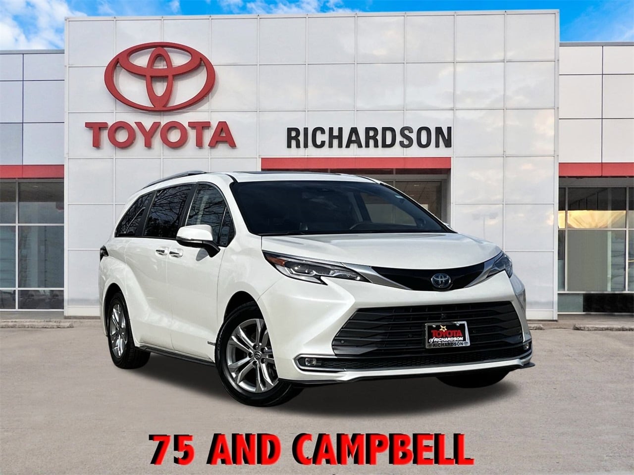 2021 Toyota Sienna Platinum's photo