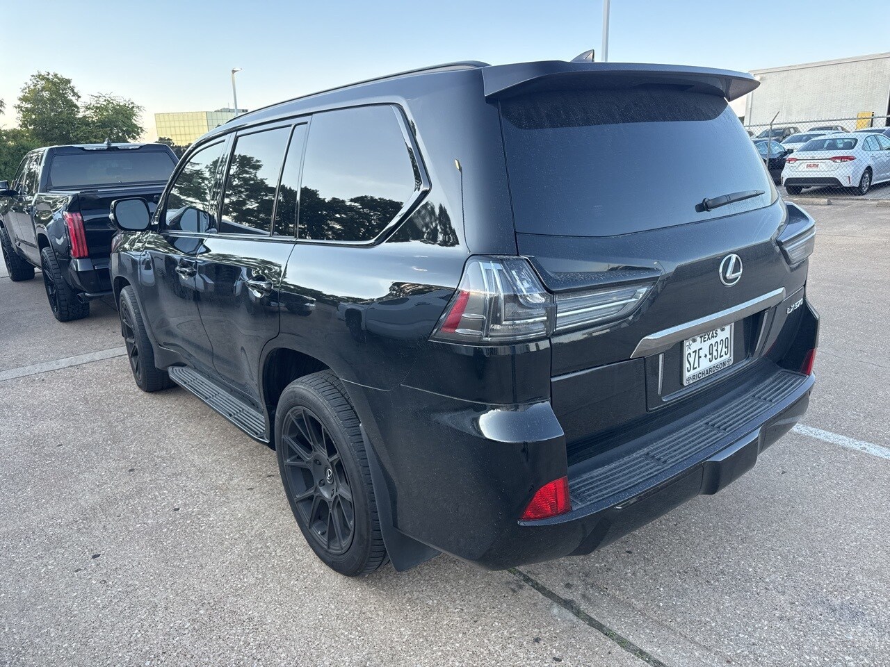 2019 Lexus LX 570 Luxury Three-Row photo 2