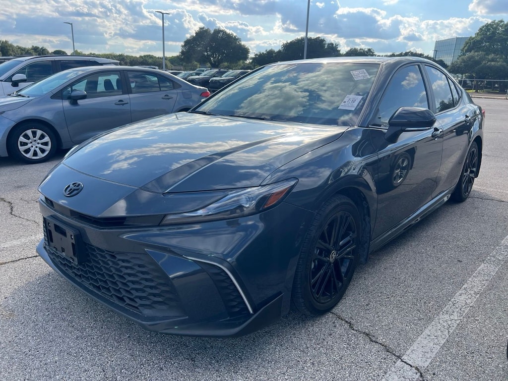 Used 2025 Toyota Camry SE w/Smart-Key/Sunroof/18-in Black-Finished Alloy Sedan