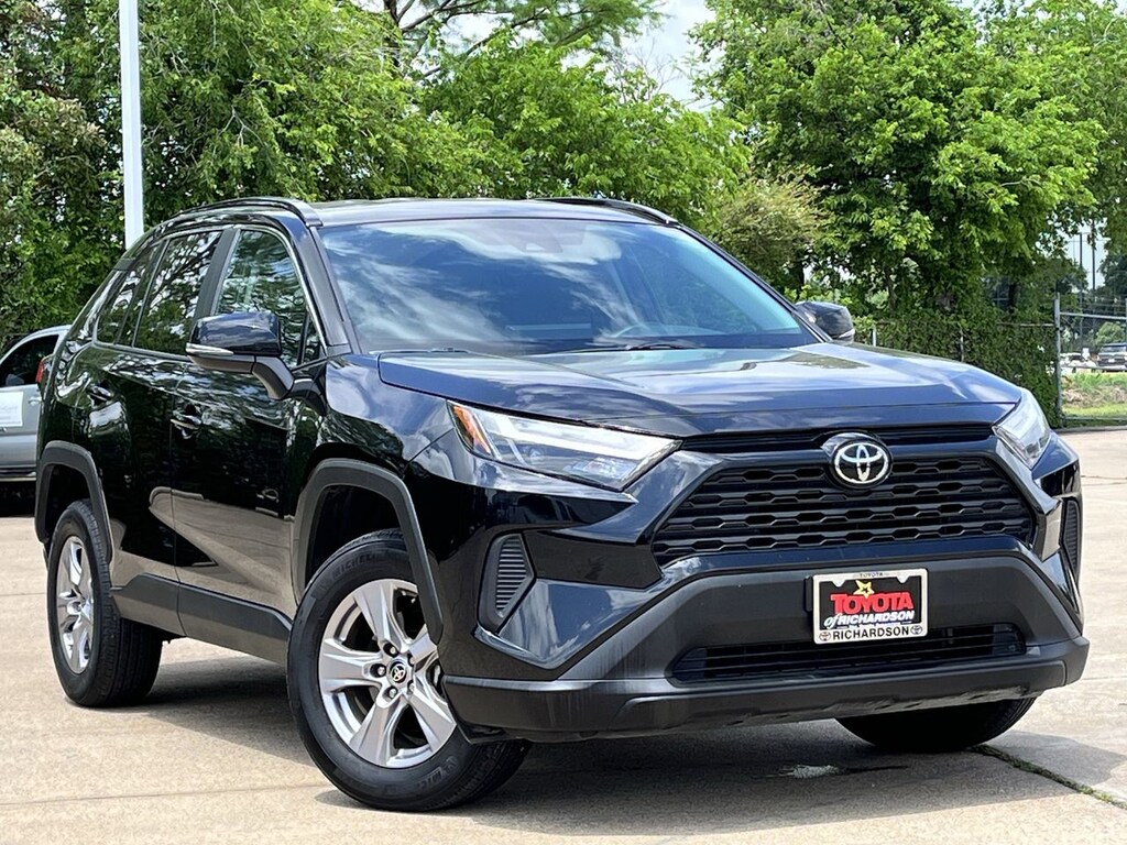 Used 2025 Toyota RAV4 XLE w/17-Inch 5-Spoke Silver Alloy SUV