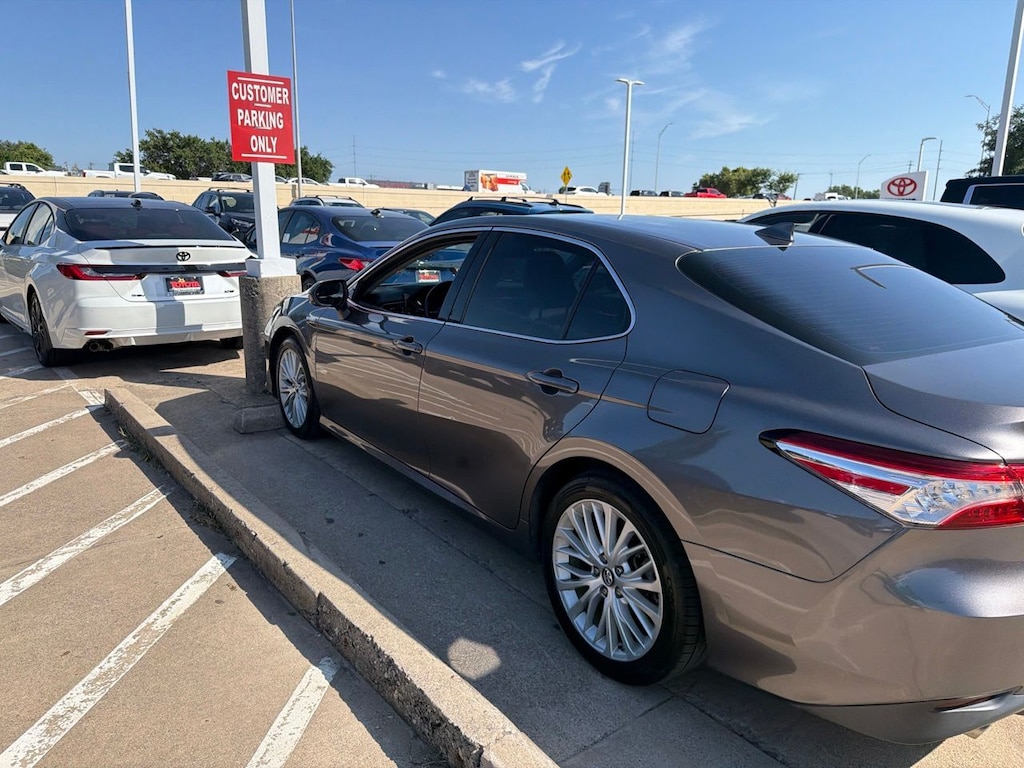 Used 2019 Toyota Camry Hybrid XLE w/18-Inch Chrome Machined-Finish Alloy Sedan