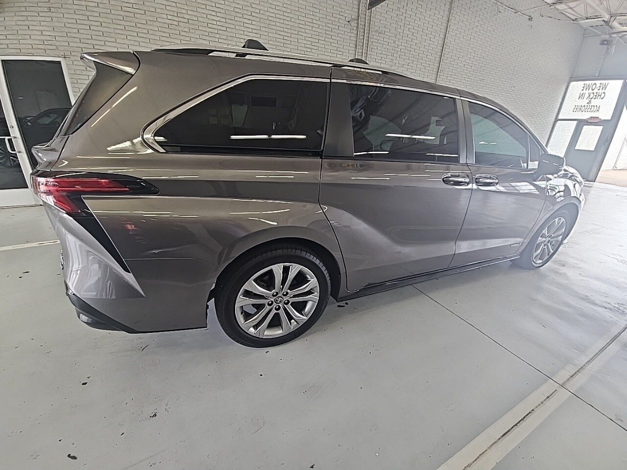 2021 Toyota Sienna Platinum photo 3