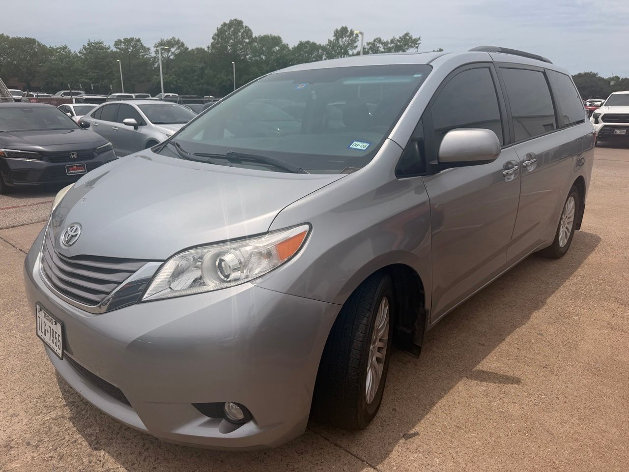 2015 Toyota Sienna XLE V6 7-Passenger Access Seat's photo