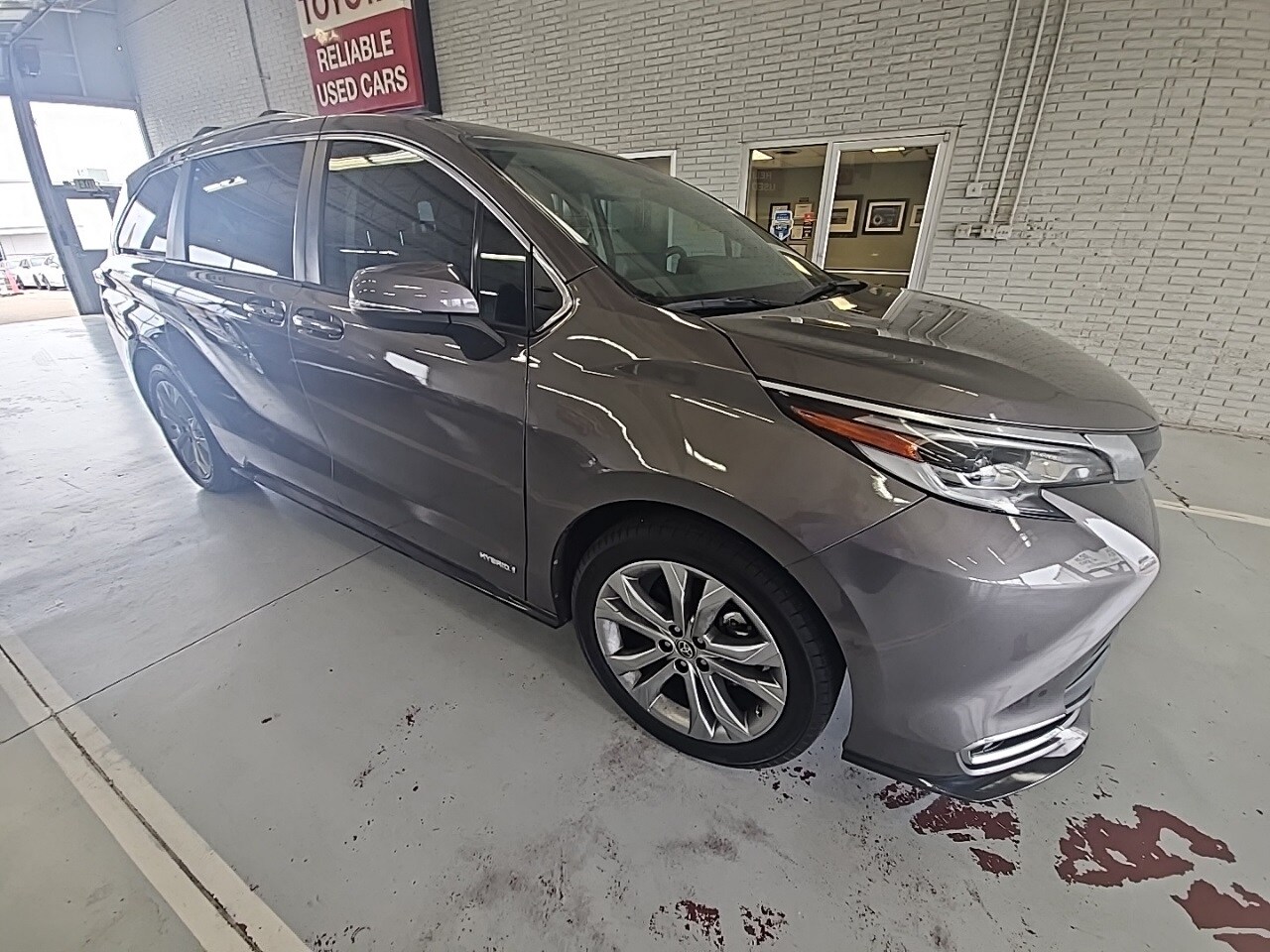 2021 Toyota Sienna Platinum photo 2