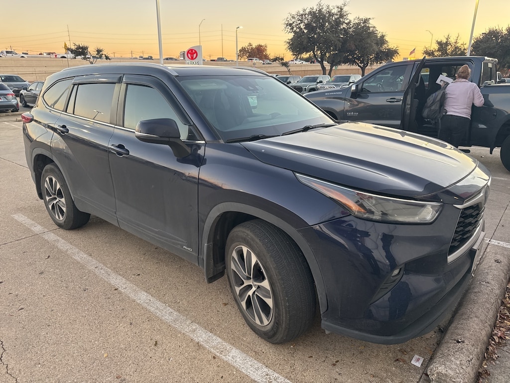 Used 2023 Toyota Highlander Hybrid XLE w/Moonroof/Leather/18-in Alloy SUV