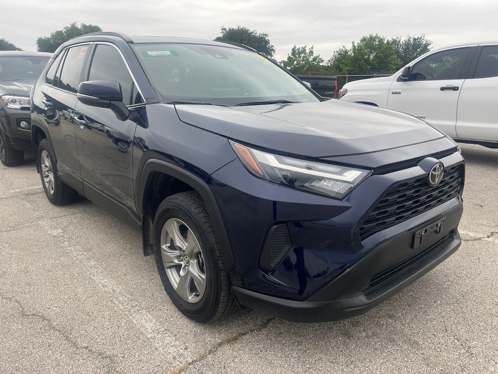 Used 2025 Toyota RAV4 XLE w/Smart-key/Sunroof/17-in 5-Spoke Silver Alloy SUV