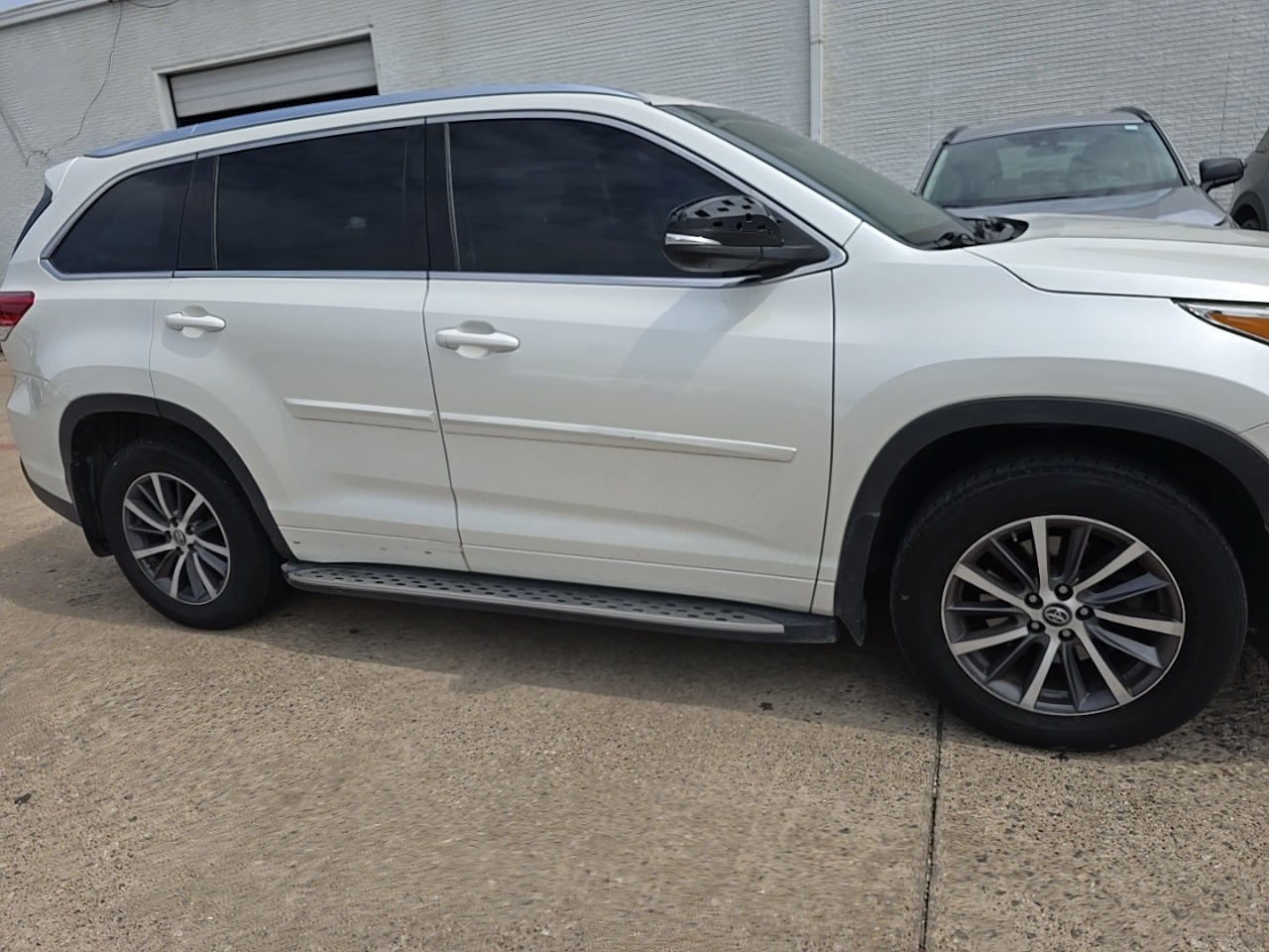 Used 2017 Toyota Highlander XLE with VIN 5TDKZRFH8HS513960 for sale in Richardson, TX