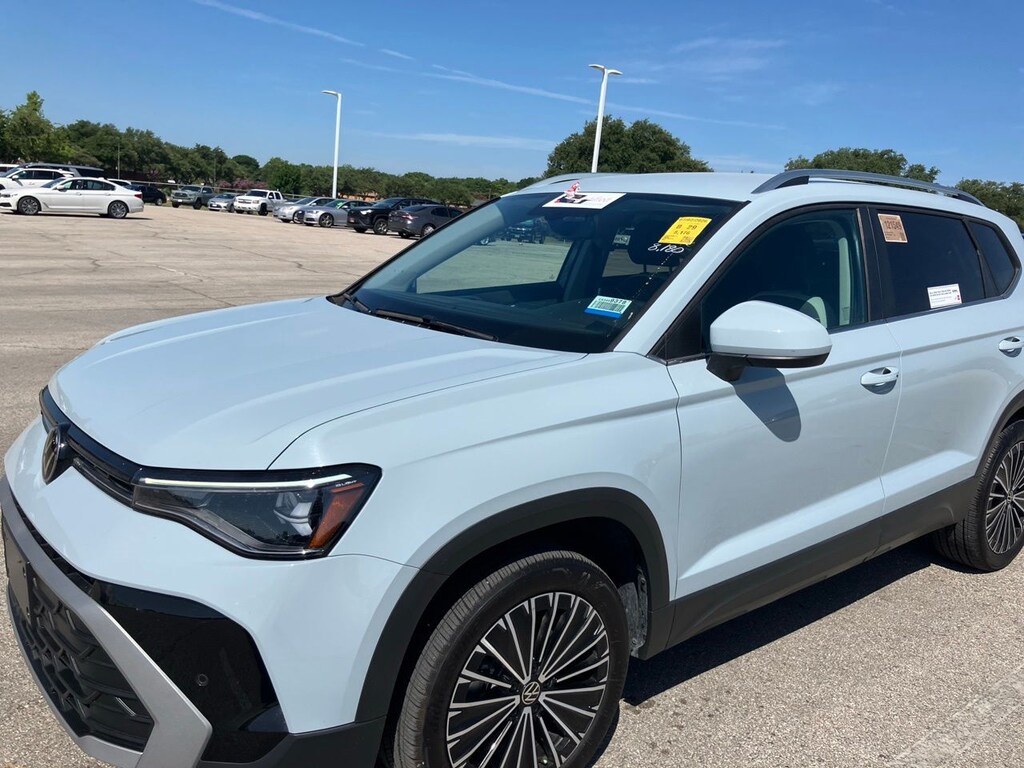 Used 2025 Volkswagen Taos 1.5T SE w/18-in 2-Tone Machined Alloy SUV