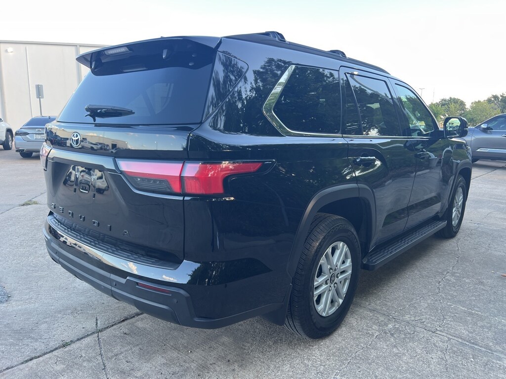 Used 2024 Toyota Sequoia SR5 Premium w/Leather/Sunroof/18-in Alloy SUV