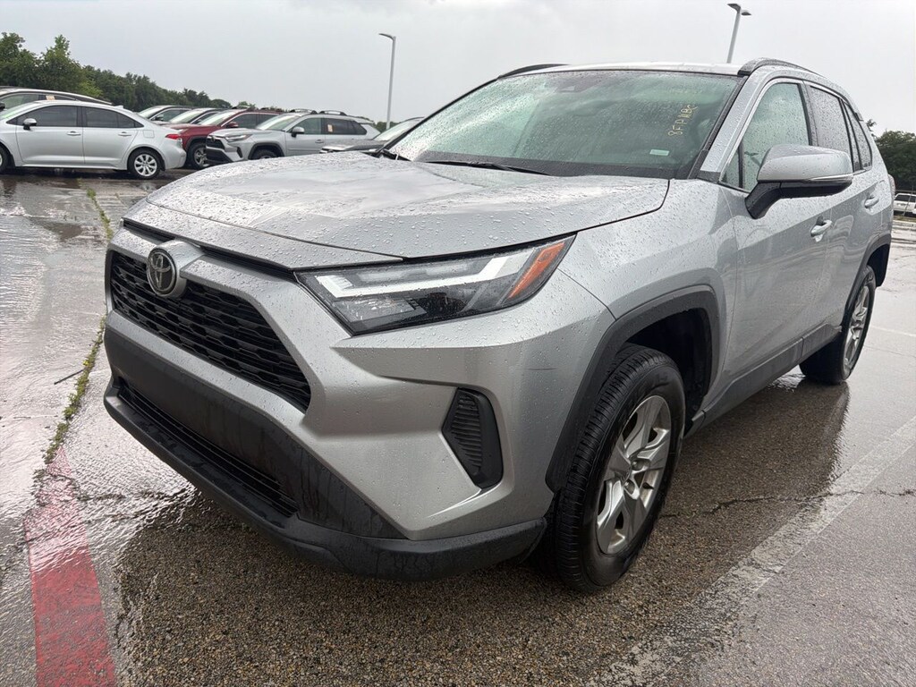 Used 2024 Toyota RAV4 XLE w/17-Inch 5-Spoke Silver Alloy Wheels SUV