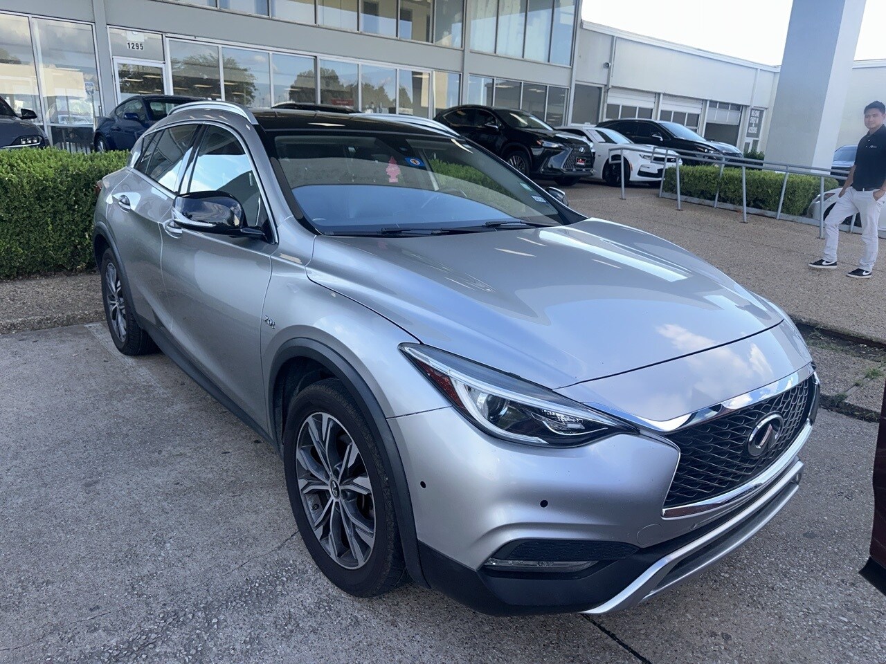 2017 Infiniti QX30 Premium photo 2