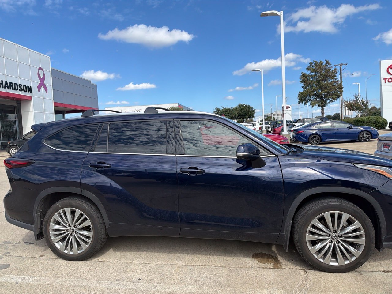Used 2024 Toyota Highlander Platinum w/Panoramic Moonroof SUV