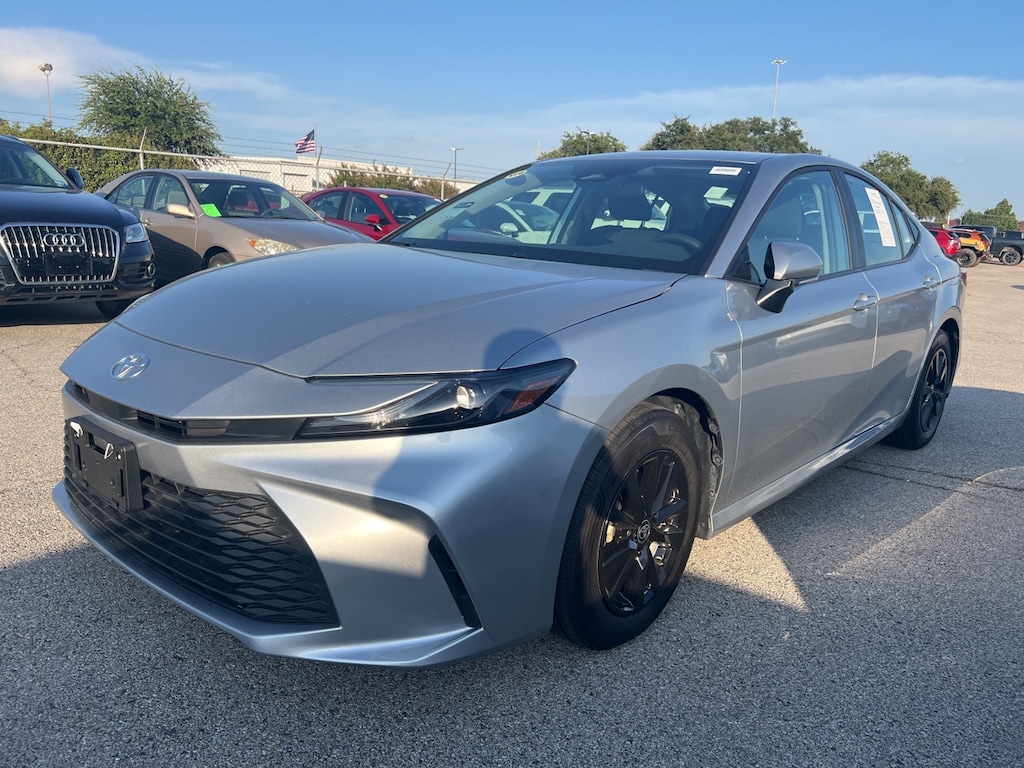 Used 2025 Toyota Camry LE w/16-Inch Silver-Finished Alloy Wheels Sedan