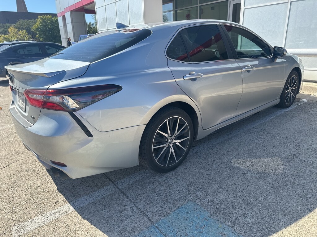 Used 2023 Toyota Camry SE w/8.0J x 18-Inch Alloy Wheels Sedan