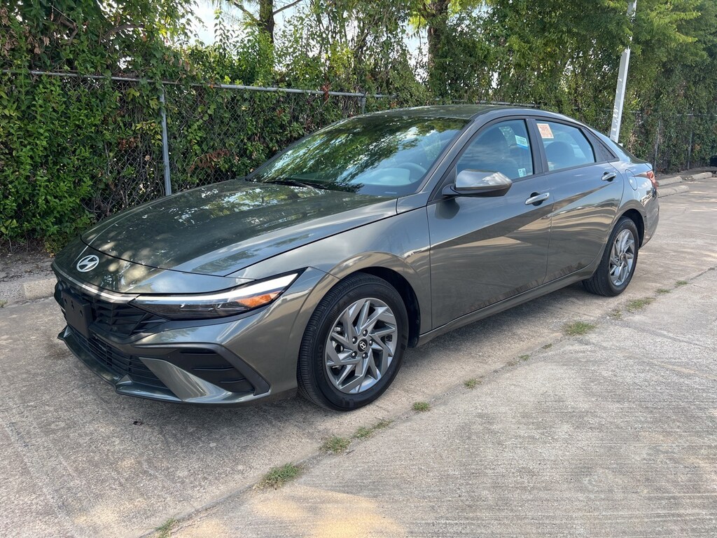 Used 2024 Hyundai Elantra SEL w/Navigation/16-in Alloy Wheels Sedan