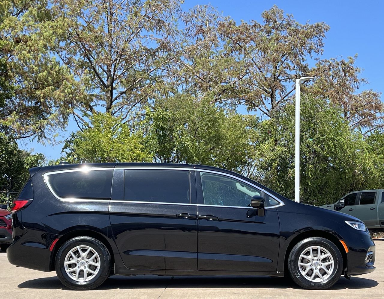 Used 2024 Chrysler Pacifica Touring L w/Uconnect 5 Nav w/10.1-in Display Van Passenger Van