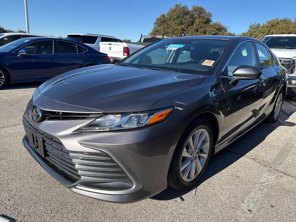 Used 2023 Toyota Camry LE w/7.5J x 17-Inch Alloy Wheels Sedan