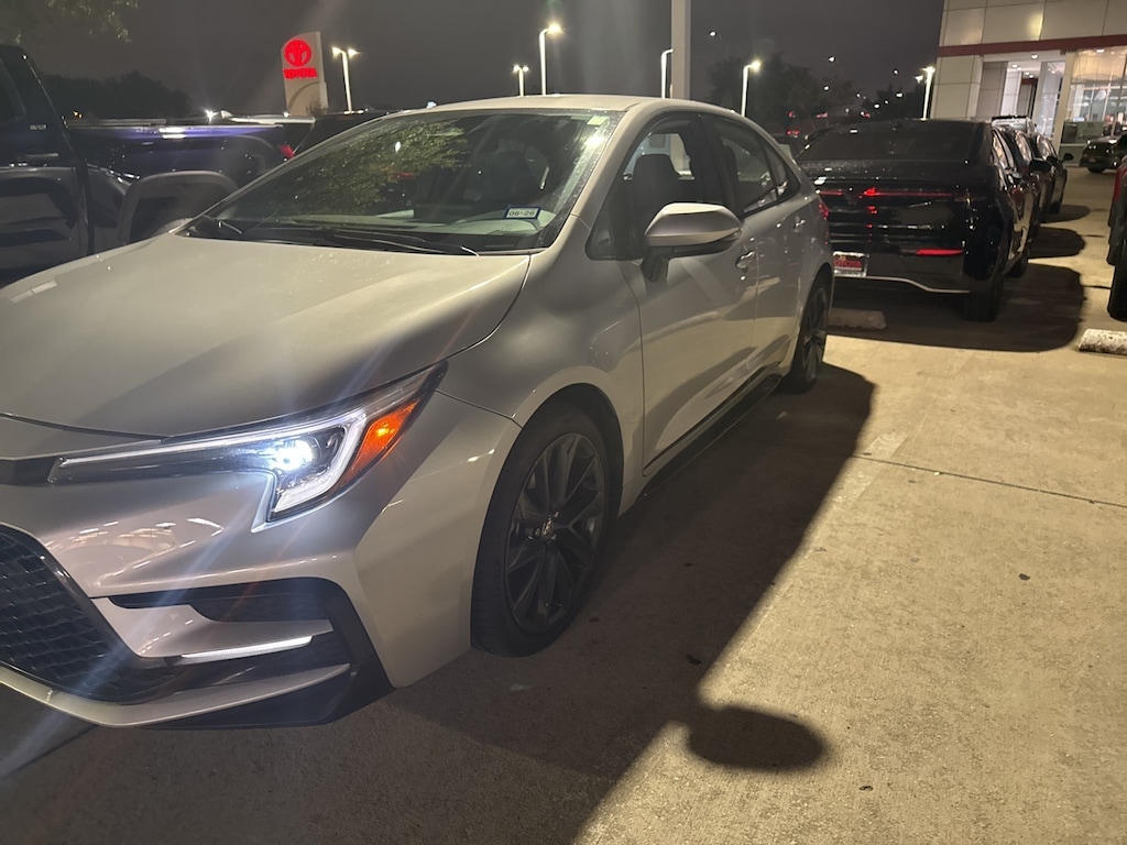Used 2023 Toyota Corolla SE w/18-Inch Alloy w/Graphite Finish Sedan