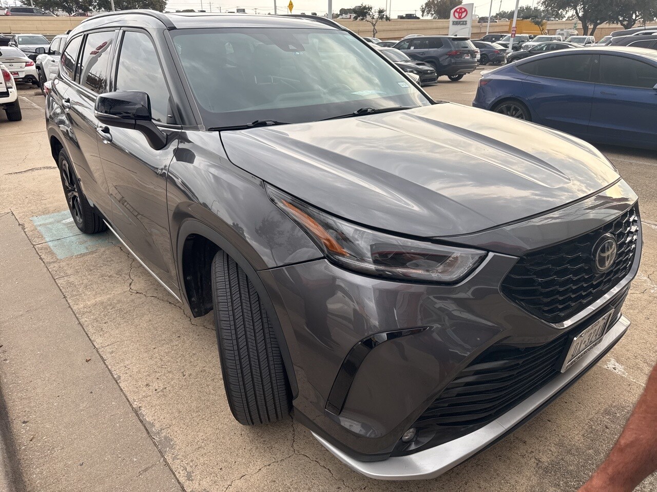 2023 Toyota Highlander XSE photo 2