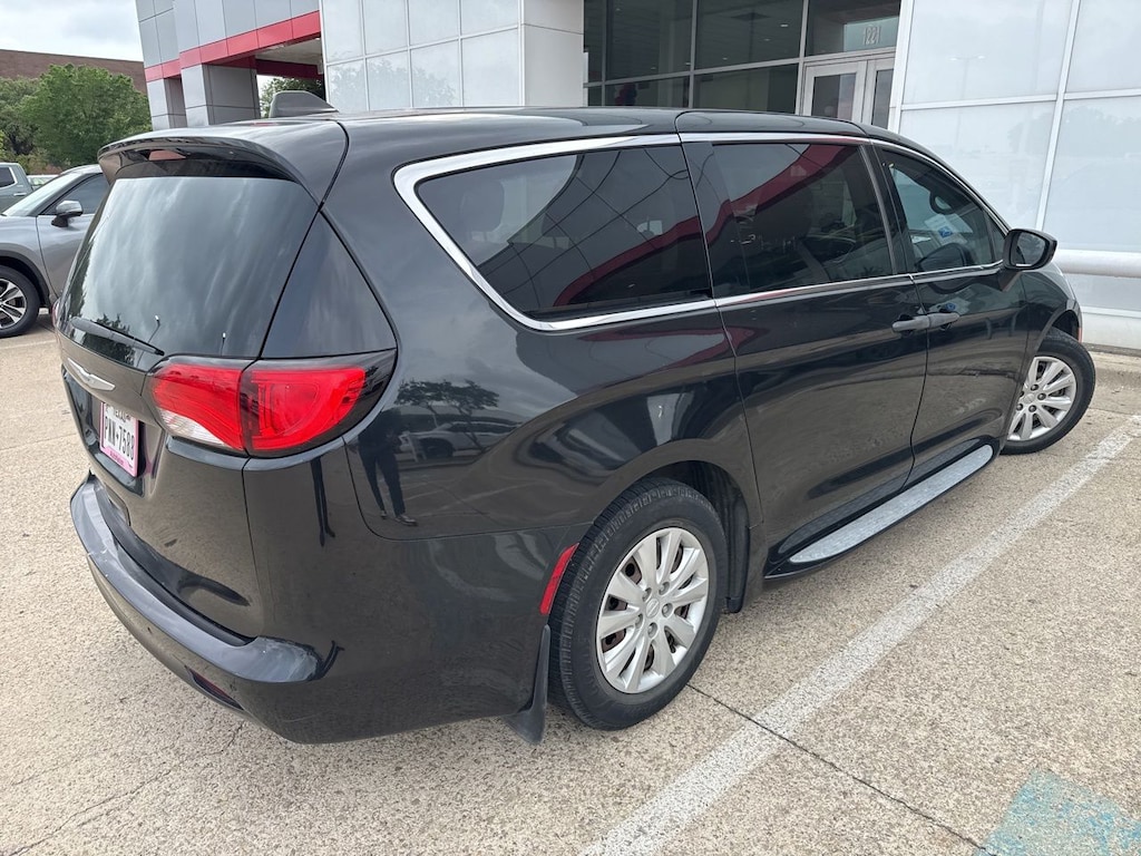 Used 2018 Chrysler Pacifica L w/Air Conditioning w/3-Zone Temperature Control Van