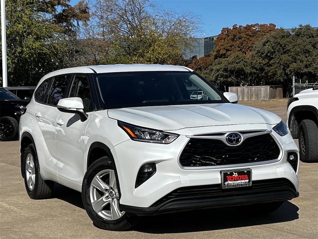 Used 2024 Toyota Highlander LE w/18-Inch Painted Alloy Wheels SUV