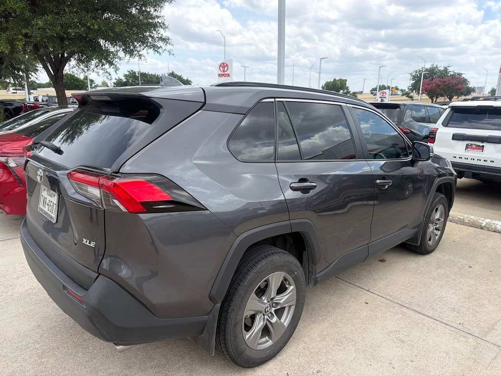 Used 2023 Toyota RAV4 XLE w/17-Inch 5-Spoke Silver Alloy Wheels SUV