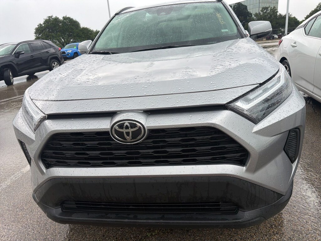 Used 2024 Toyota RAV4 XLE w/17-Inch 5-Spoke Silver Alloy Wheels SUV