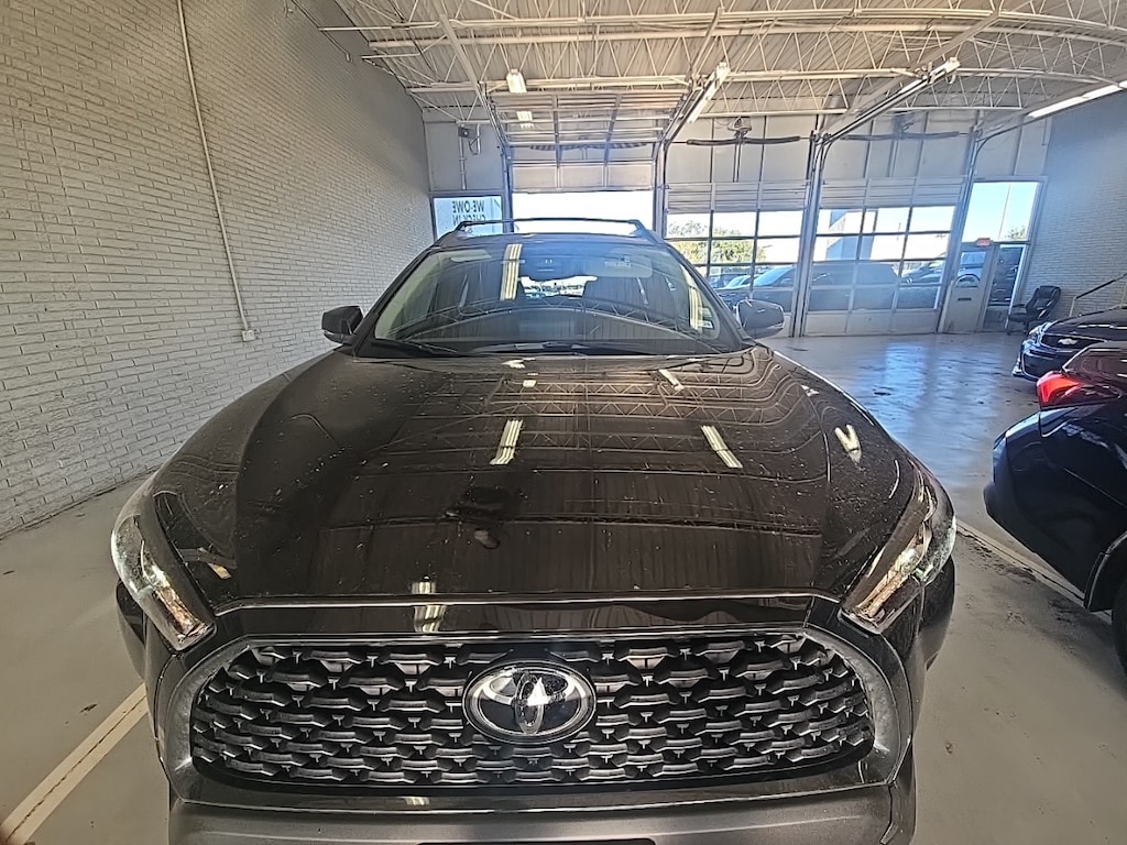 Used 2024 Toyota Corolla Cross LE w/17-Inch Silver Alloy Wheels SUV