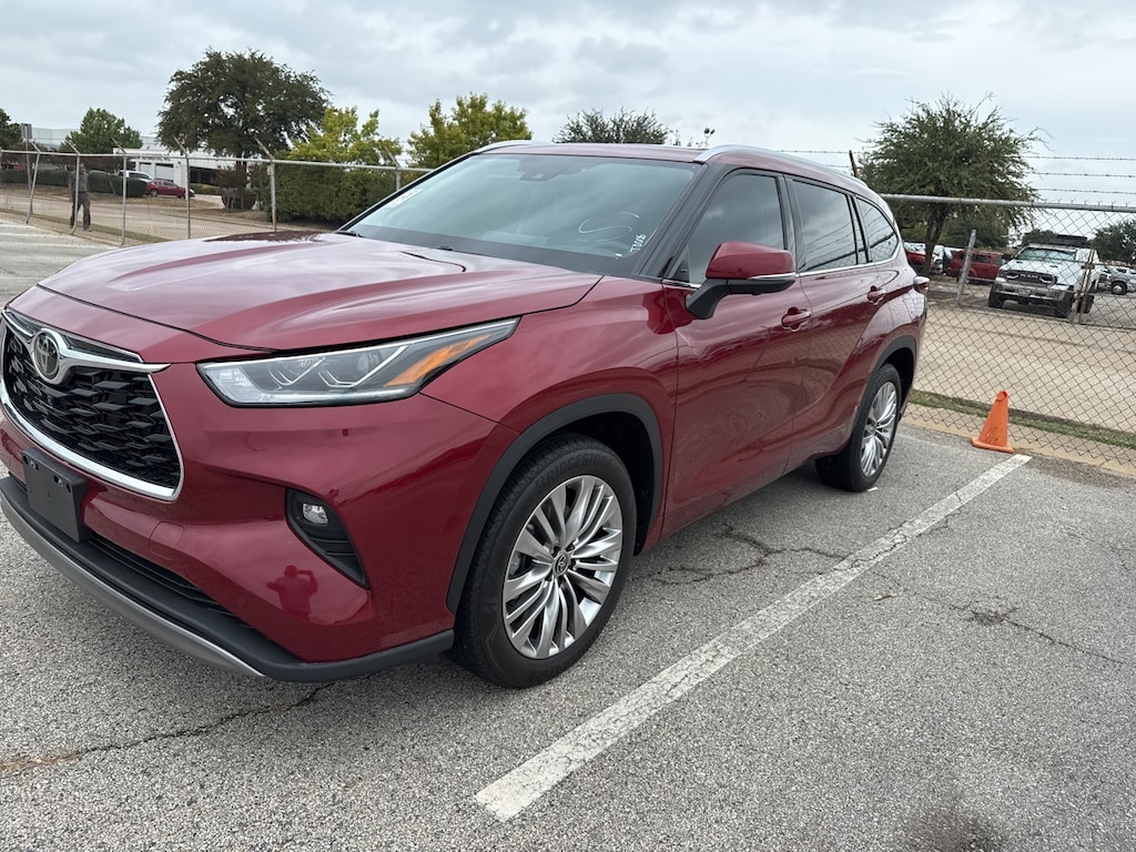 Used 2024 Toyota Highlander Platinum w/Panoramic Moonroof/Navigation SUV